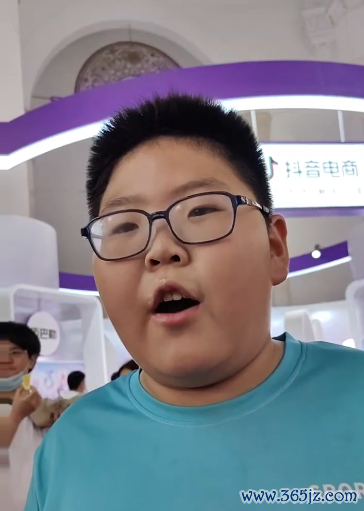 好博会 | 商户现场发“千层糕”，十岁男孩赞称“展会稀疏好”